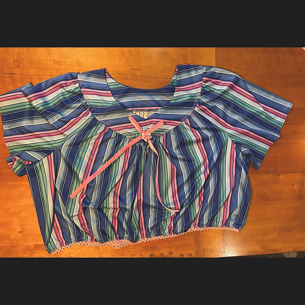 😮‍💨H.I.G.H.HOPES😶‍🌫️
PLUS SIZE REWORKED 80’s CROP BLOUSE.